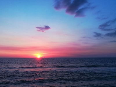 海蓝天在夕阳下
